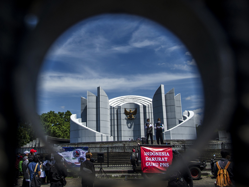 Meminta Pememrintah Mengangkat Guru Honorer