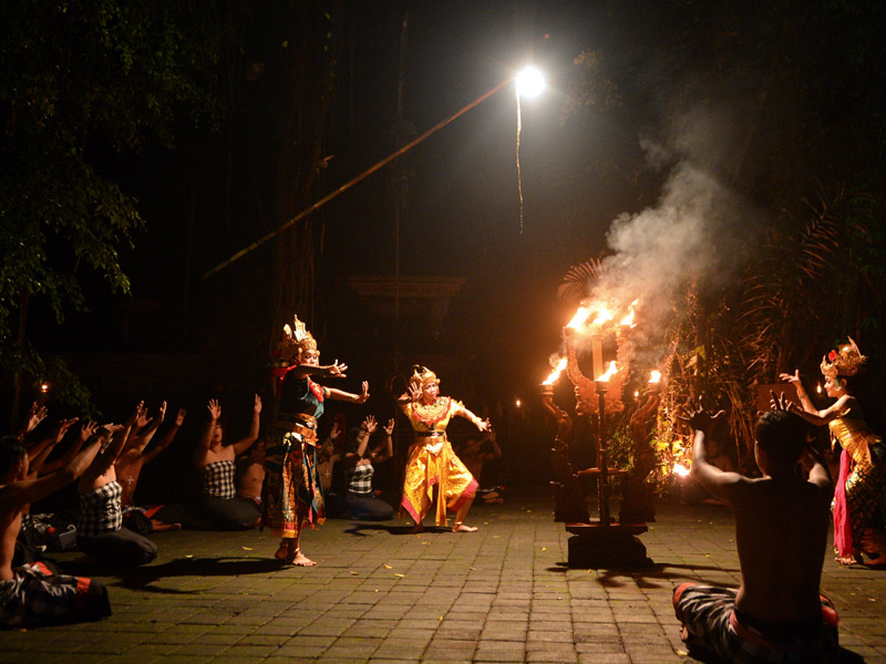 Pementasan Three Bali Spirit