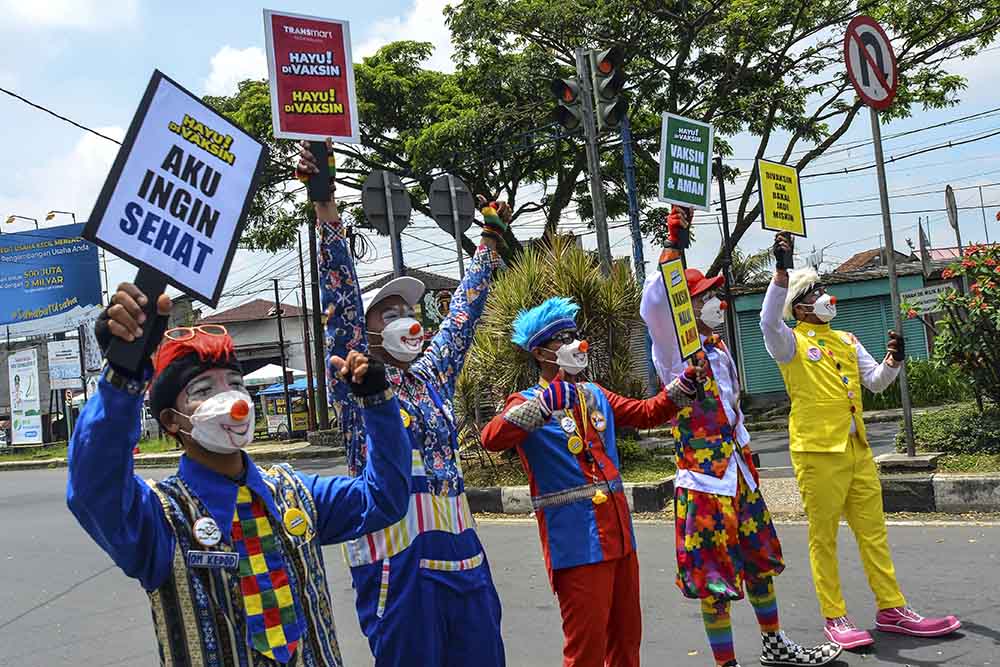 Badut Kampanyekan Percepatan Vaksin Covid-19