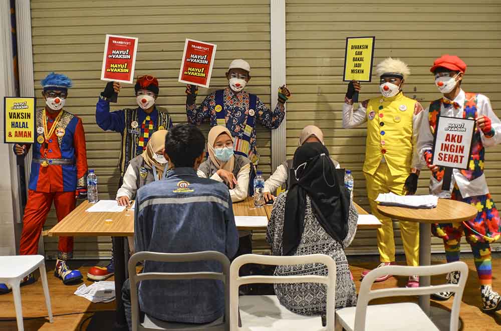 Badut Kampanyekan Percepatan Vaksin Covid-19