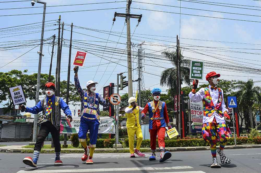 Badut Kampanyekan Percepatan Vaksin Covid-19