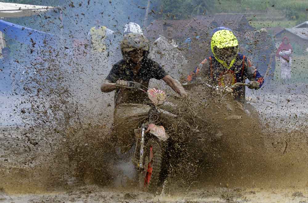 Balapan Motor Pengangkut Gabah
