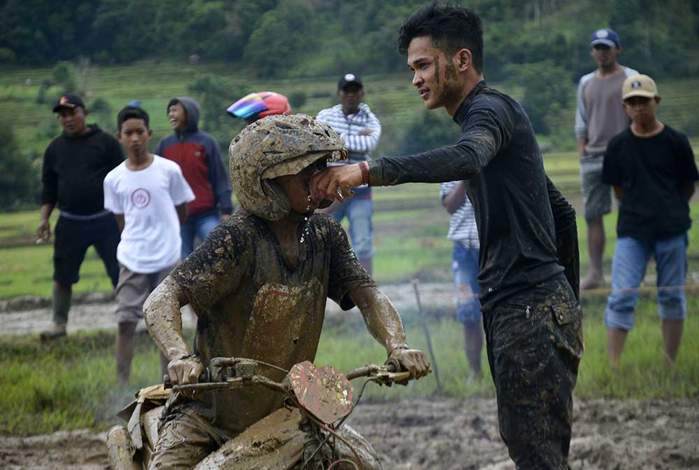 Balapan Motor Pengangkut Gabah