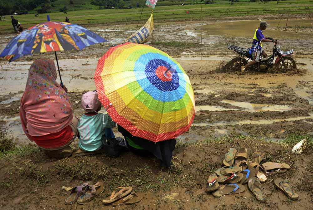 Balapan Motor Pengangkut Gabah