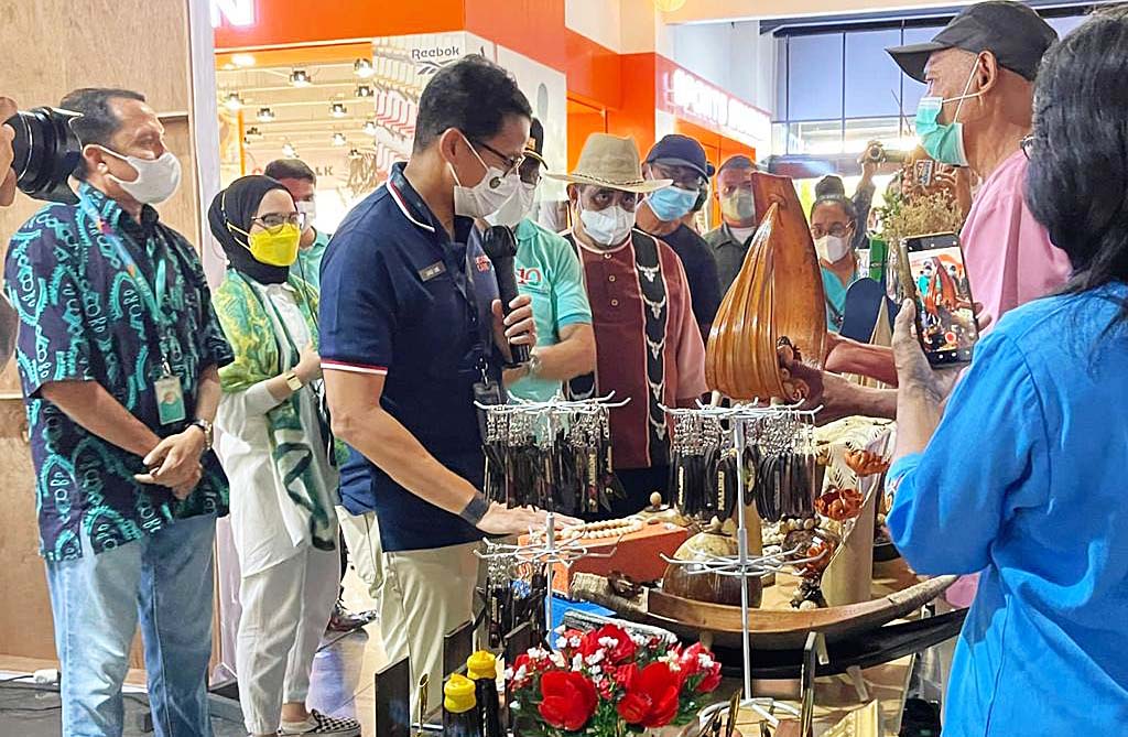 Menteri Sandiaga Temui Pelaku UMKM di Ambon City Center