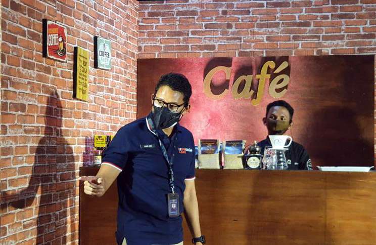 Menteri Sandiaga Temui Pelaku UMKM di Ambon City Center