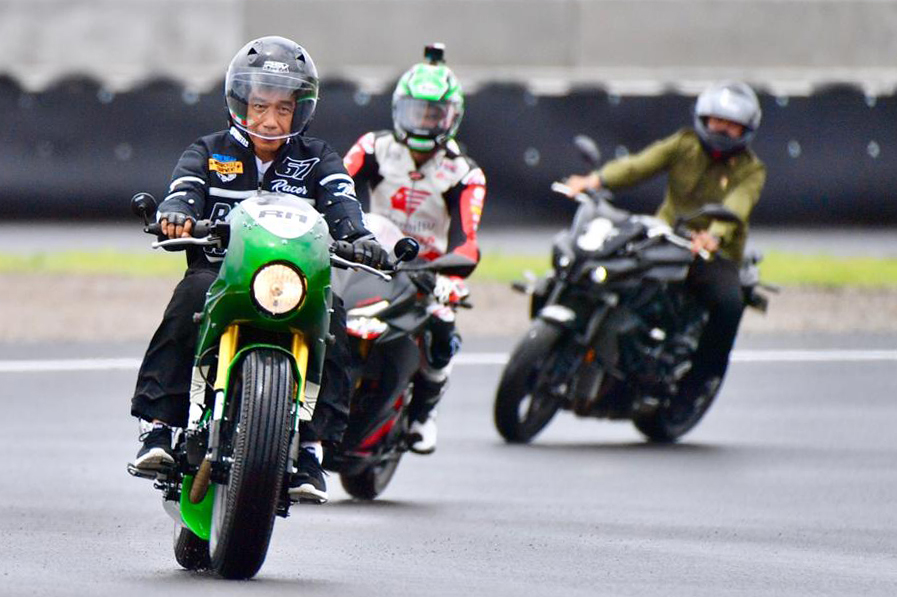 Presiden Jokowi Balapan di Sirkuit Mandalika