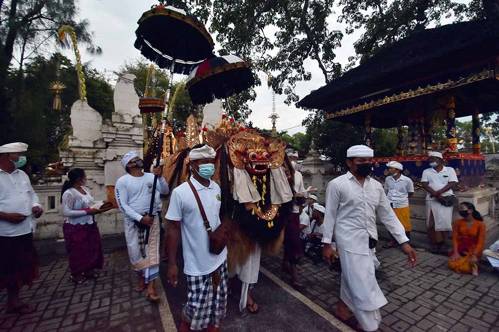Upacara Menjelang Hari Raya Kuningan