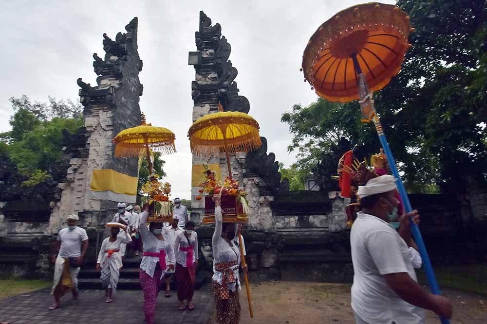 Upacara Menjelang Hari Raya Kuningan