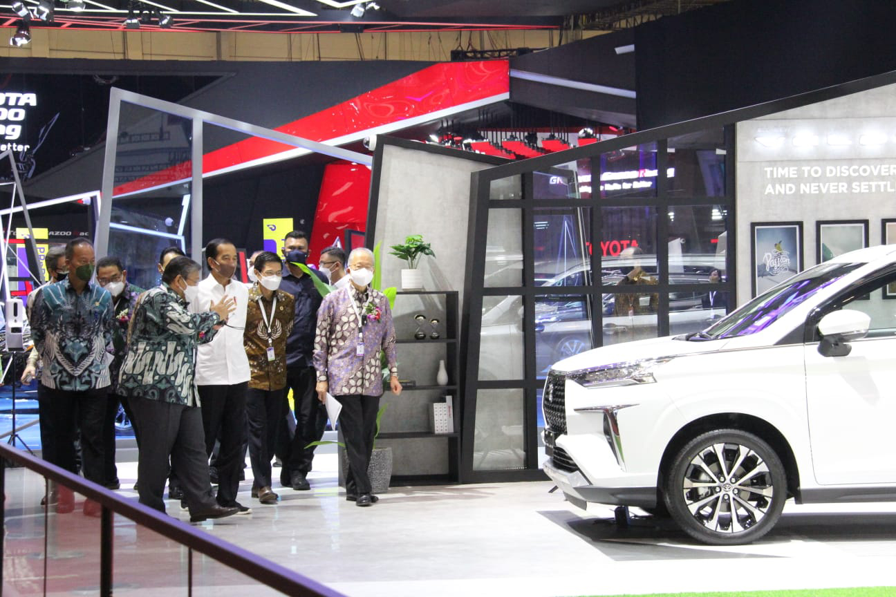 Presiden Jokowi Kunjungi All New Veloz di GIIAS 2021
