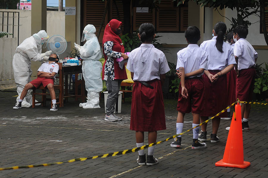 Tes PCR Secara Acak Siswa Sekolah Dasar di Solo 