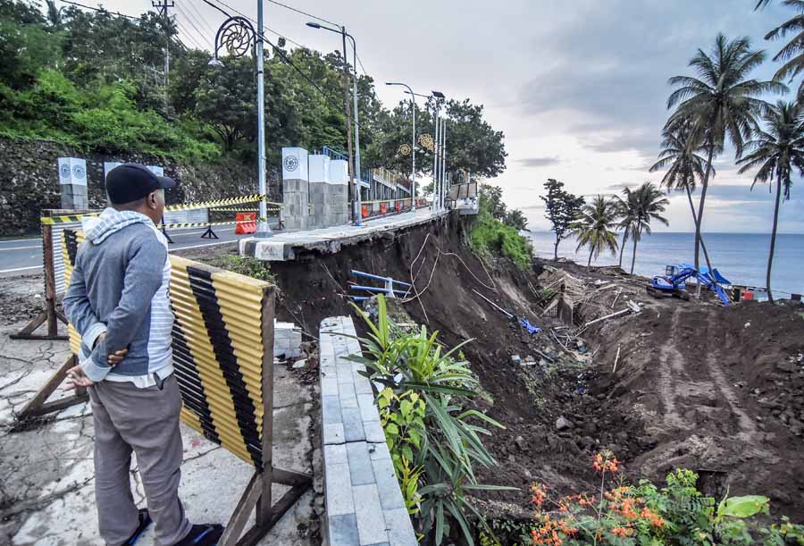 Tebing Longsor di Jalur Wisata Senggigi NTB