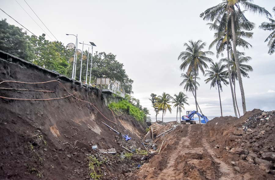 Tebing Longsor di Jalur Wisata Senggigi NTB