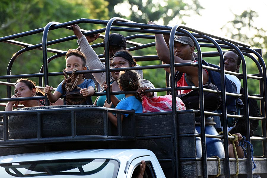 Ribuan Imigran Berjalan Mencari Martabat Menuju Amerika  