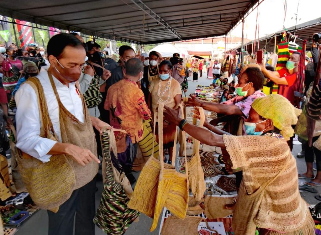 Presiden Joko Widodo Belanja di Pasar Noken Taman Imbi Jayapura