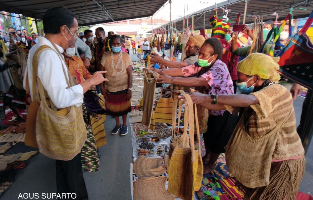 Presiden Joko Widodo Belanja di Pasar Noken Taman Imbi Jayapura