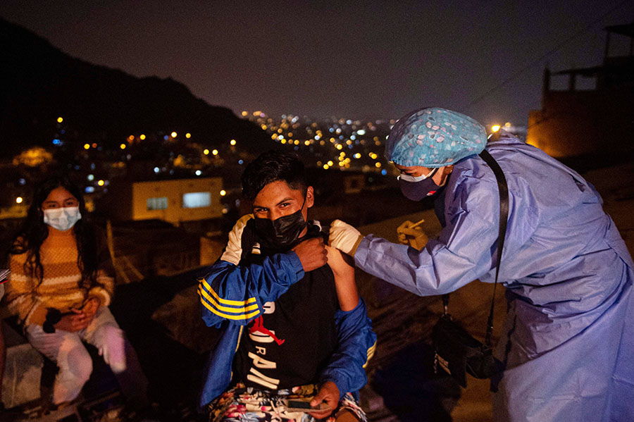 Mengawal Petugas Vaksinasi Door to Door di Distrik Santa Anita  