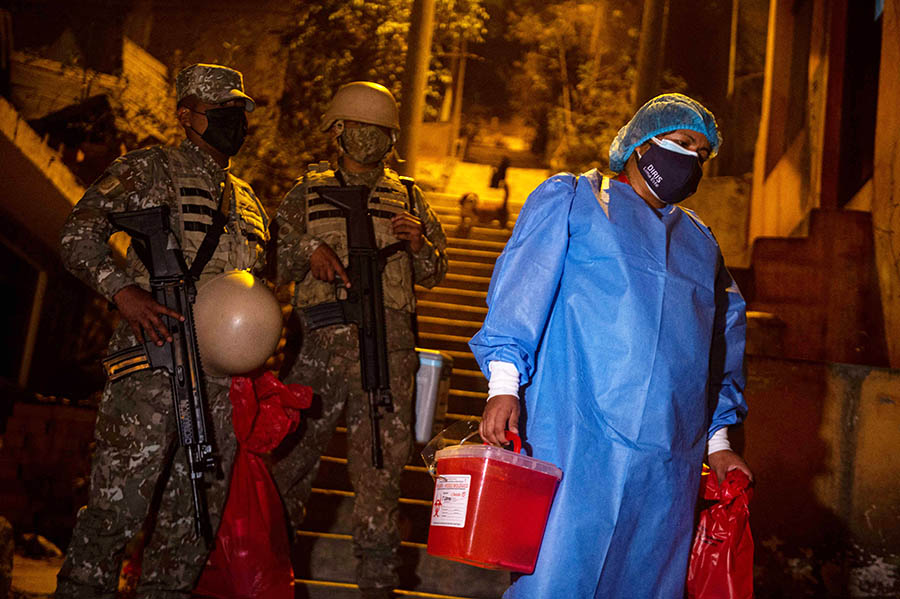 Mengawal Petugas Vaksinasi Door to Door di Distrik Santa Anita  