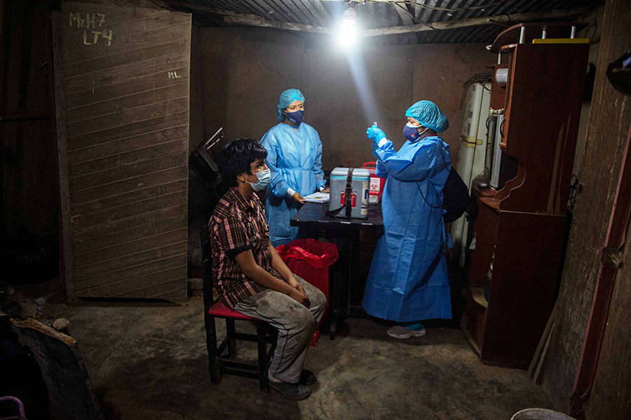 Mengawal Petugas Vaksinasi Door to Door di Distrik Santa Anita  