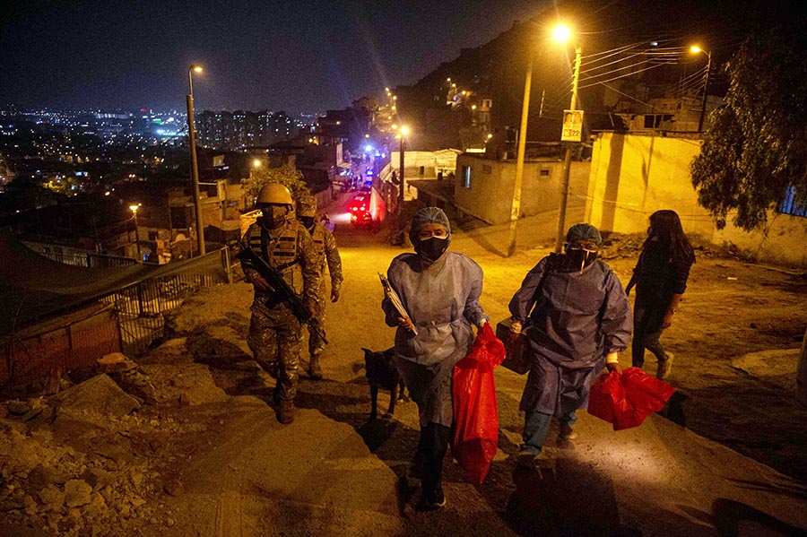 Mengawal Petugas Vaksinasi Door to Door di Distrik Santa Anita  