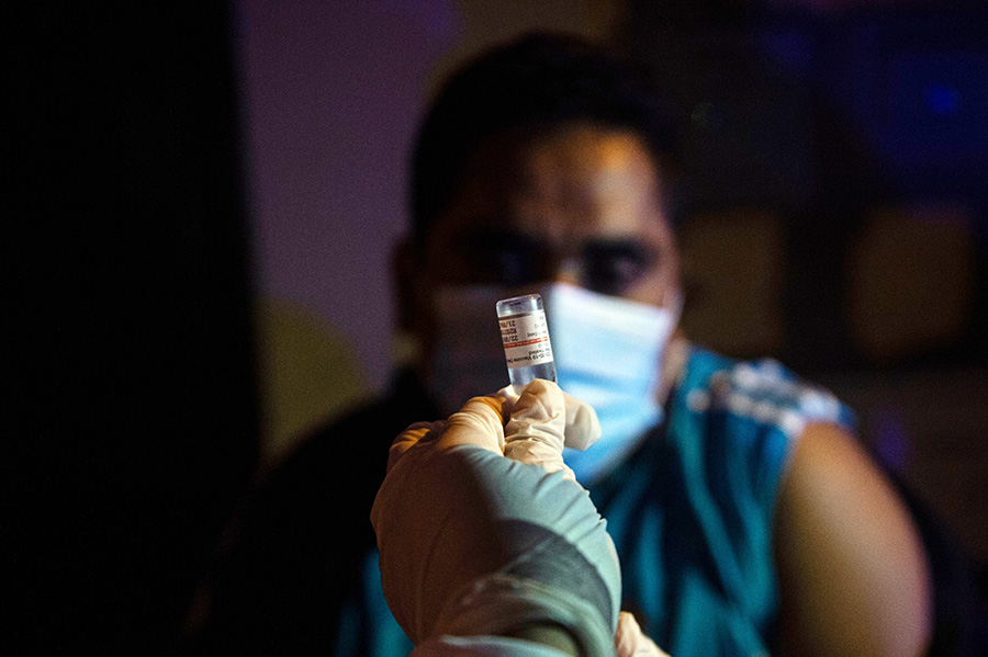 Mengawal Petugas Vaksinasi Door to Door di Distrik Santa Anita  