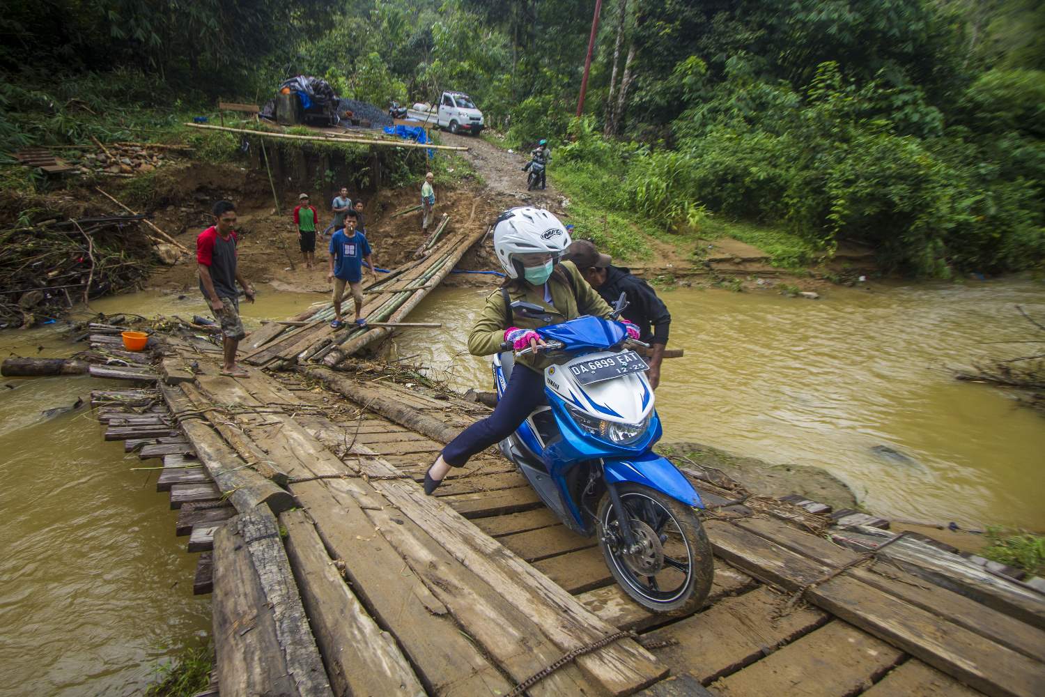 Jembatan Penghubung Antar Desa Ambruk