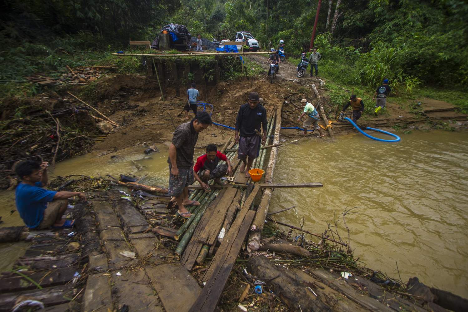 Jembatan Penghubung Antar Desa Ambruk