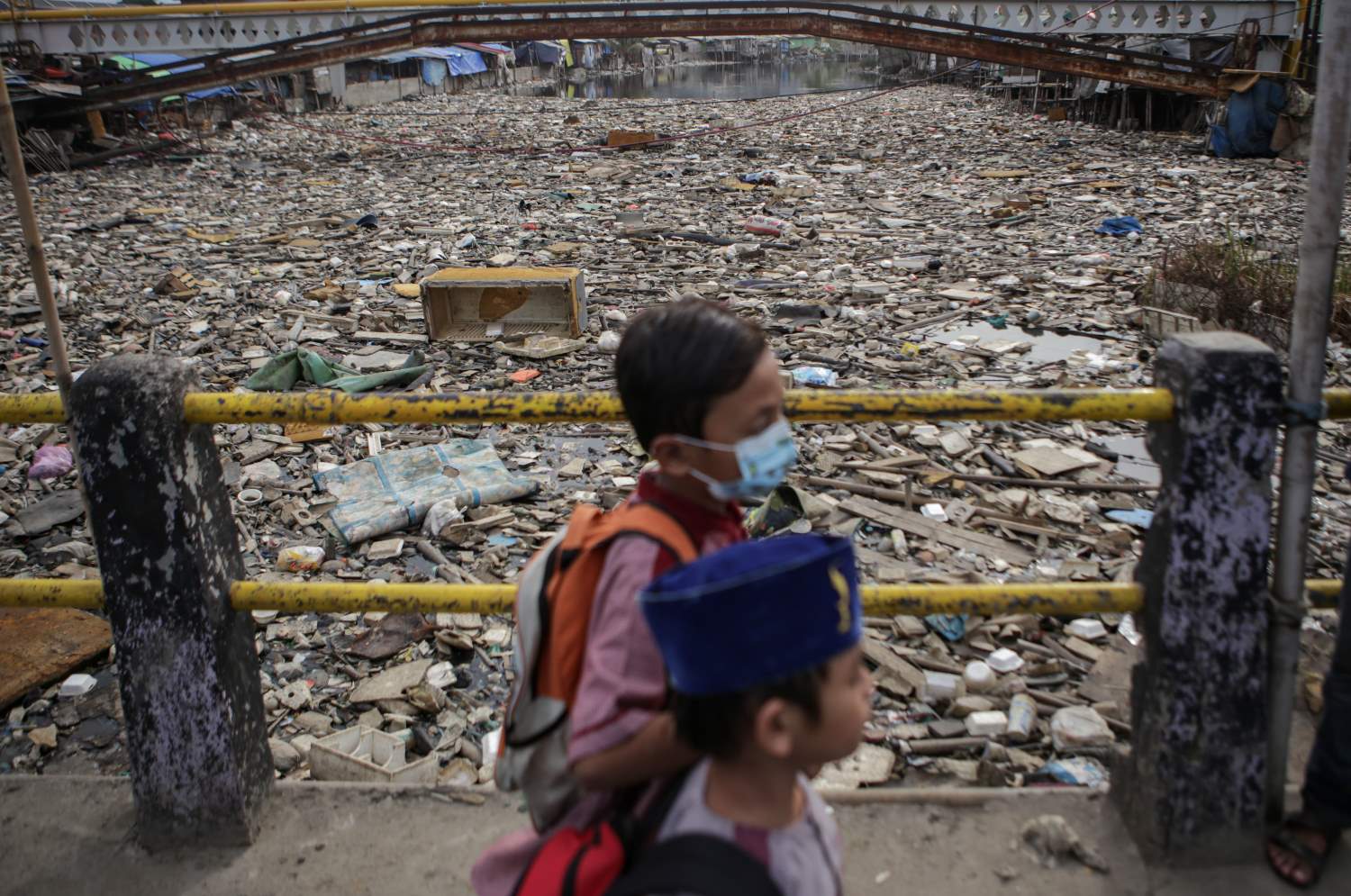 Tumpukan Sampah di Kali Dadap Tangerang