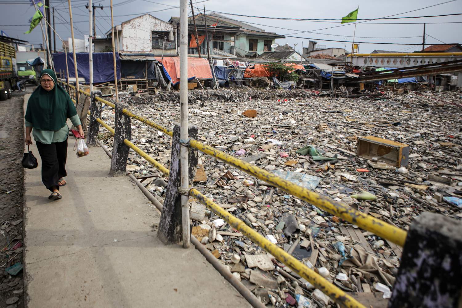 Tumpukan Sampah di Kali Dadap Tangerang