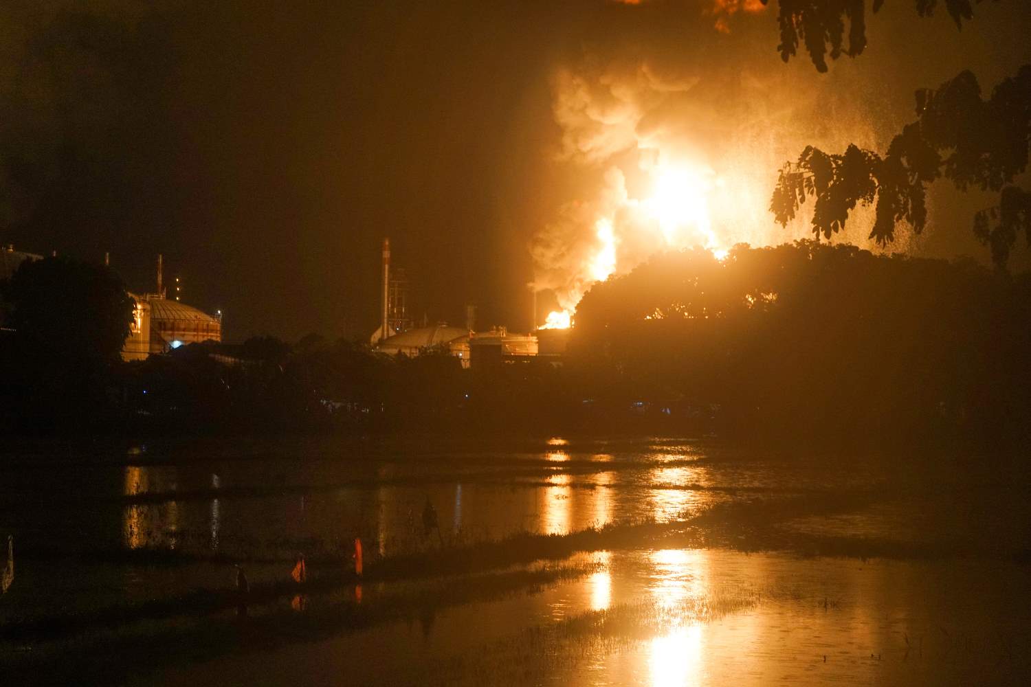 Kilang Minyak Terbakar