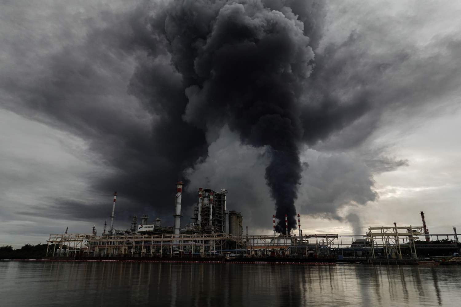 Upaya Pemadaman Kebakaran Kilang Minyak 