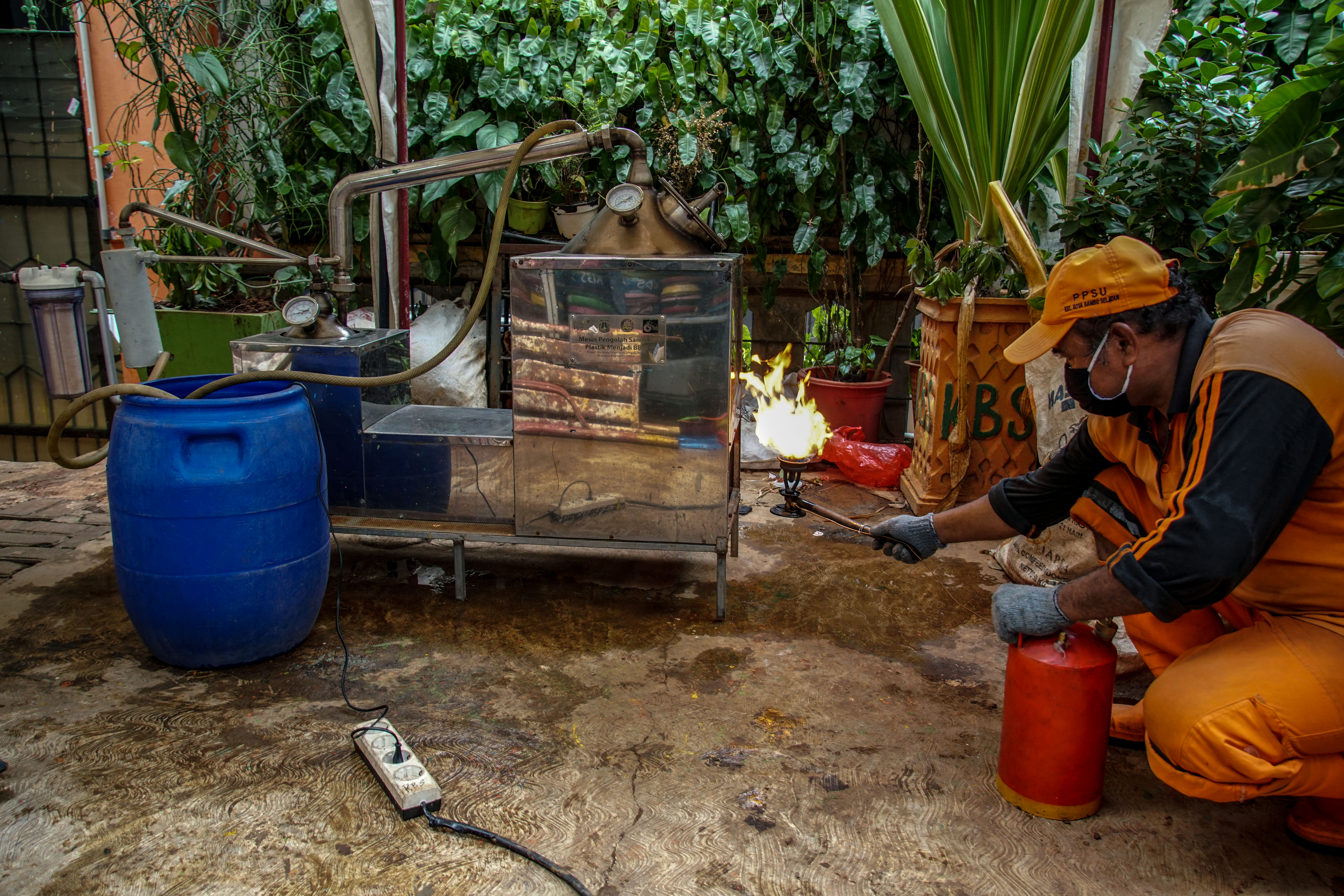 Sampah Plastik Menjadi Solar