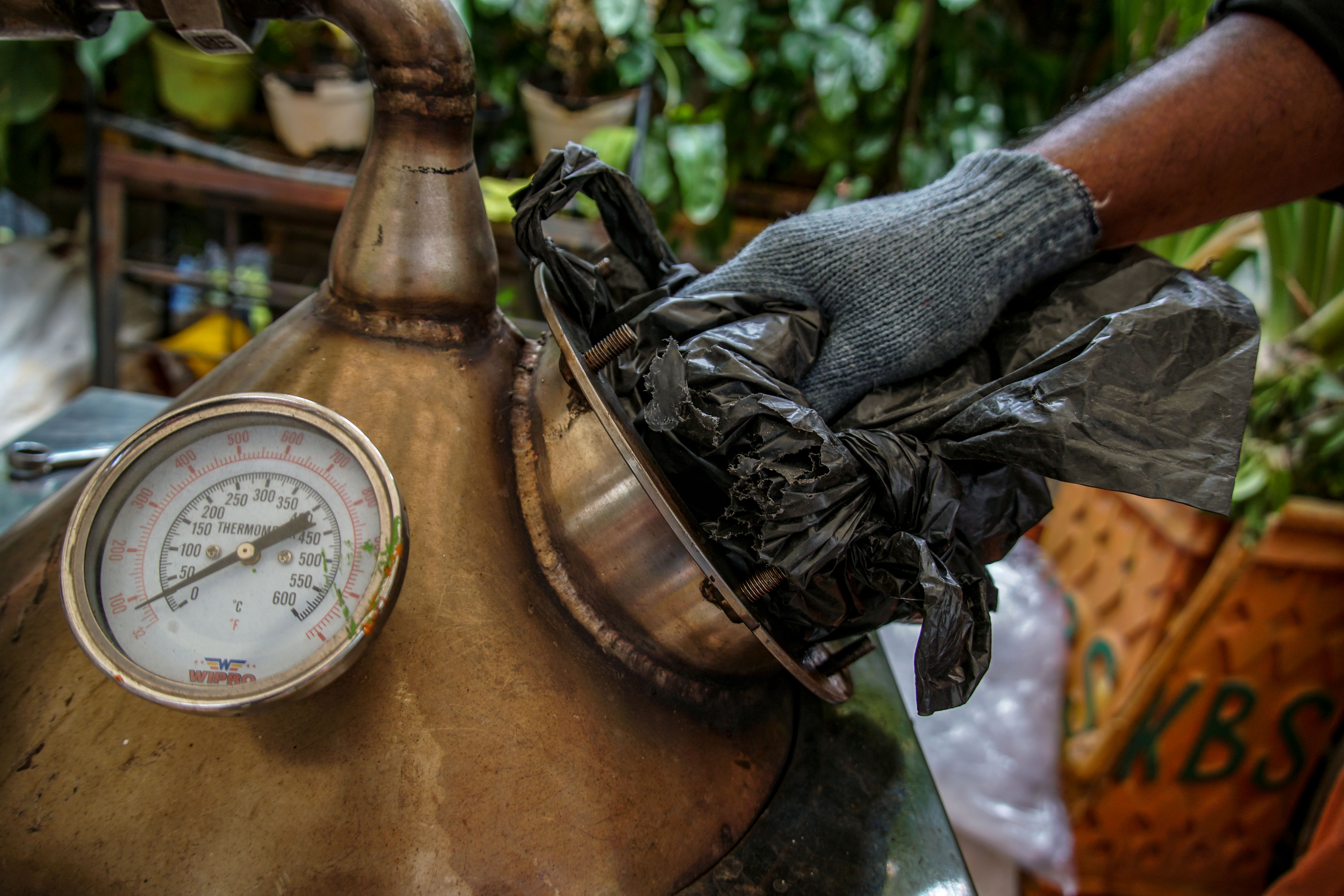 Sampah Plastik Menjadi Solar