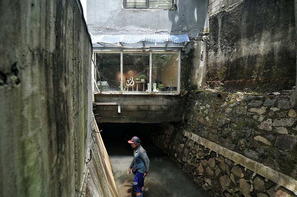 Bangunan di Atas Saluran Air di Kemang Utara