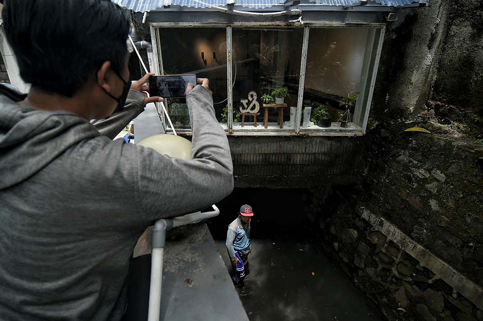 Bangunan di Atas Saluran Air di Kemang Utara