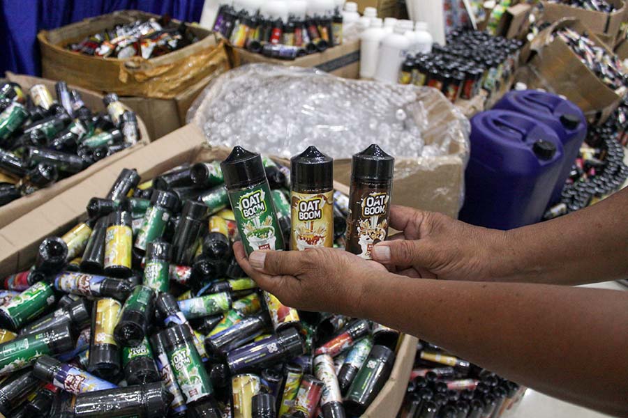 Bea Cukai Sidoarjo Sita 14.338 Botol Cairan Rokok Elektrik Ilegal 