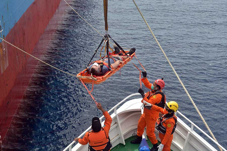 Basarnas Evakuasi ABK Tangker yang Terkena Serangan Jantung 