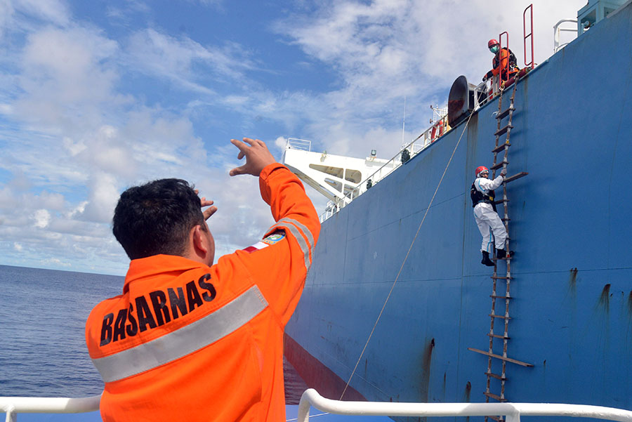 Basarnas Evakuasi ABK Tangker yang Terkena Serangan Jantung 
