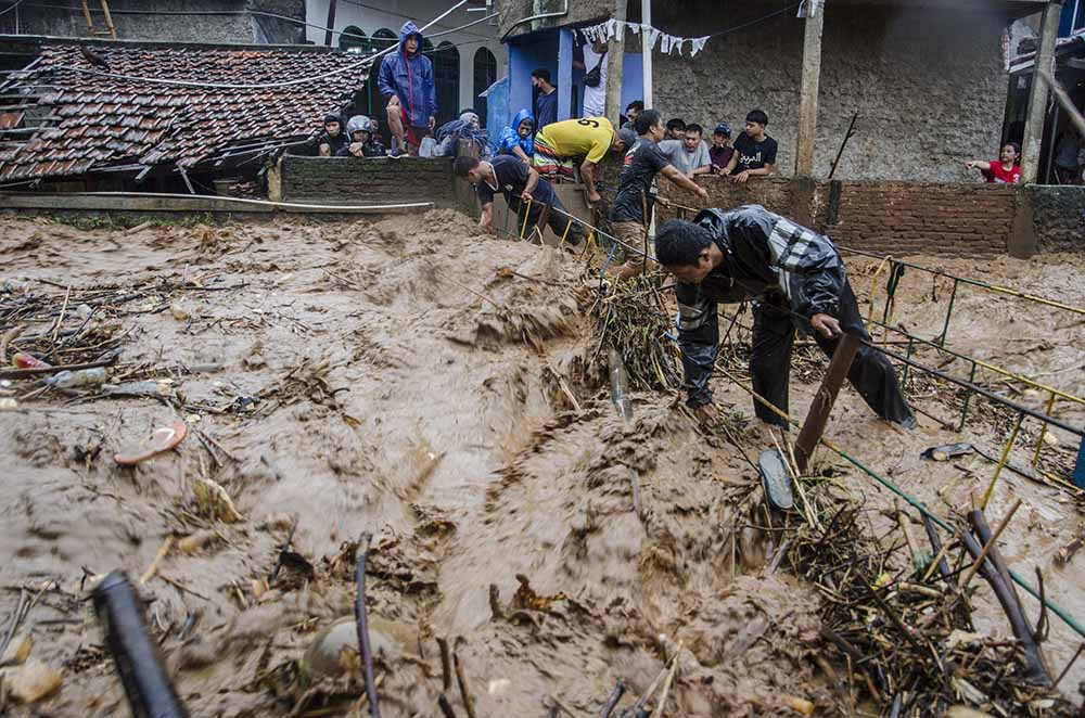 Siaga Banjir Akibat Meluapnya Sungai di Bandung