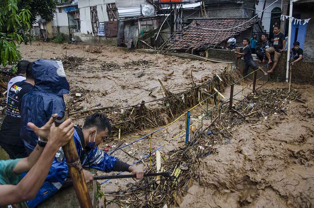 Siaga Banjir Akibat Meluapnya Sungai di Bandung
