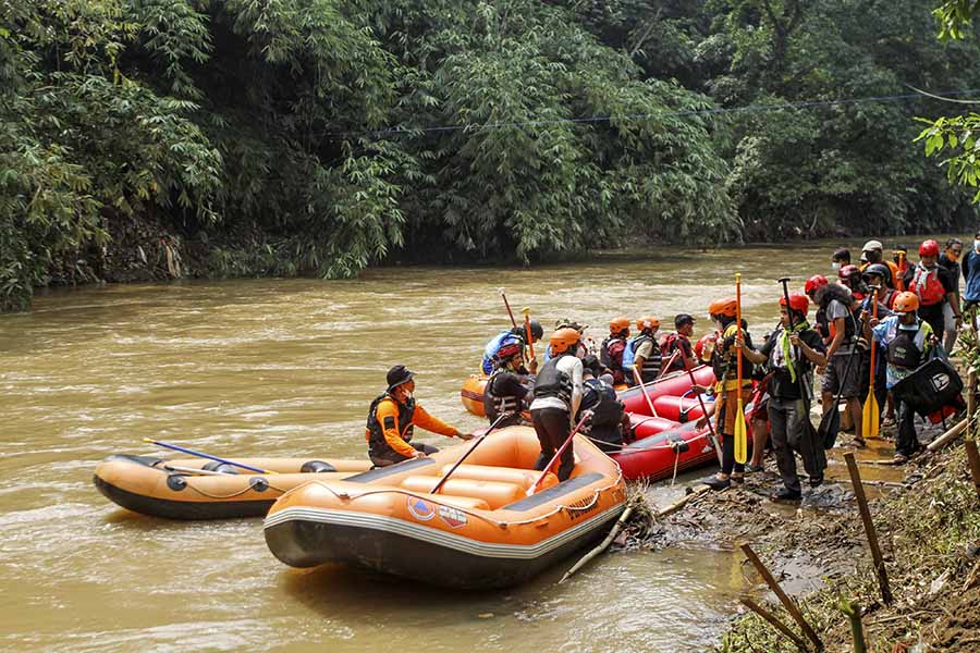 Mengedukasi Masyarakat Dengan Susur Sungai Ciliwung 