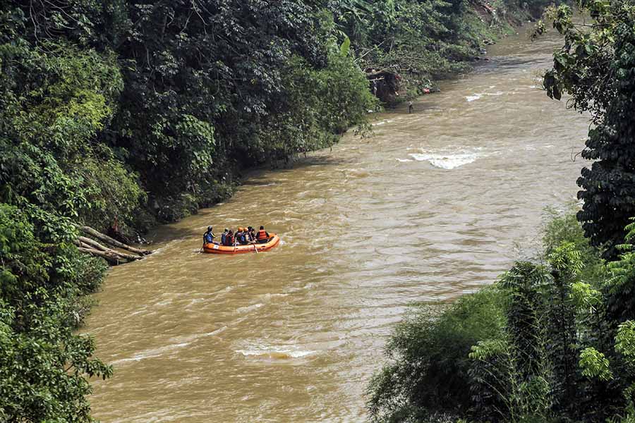Mengedukasi Masyarakat Dengan Susur Sungai Ciliwung 
