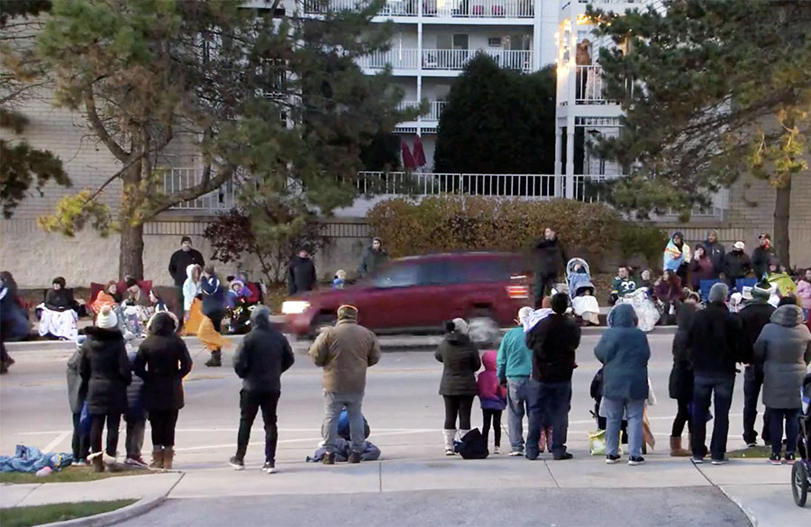 Parade Natal Berdarah di AS 5 Tewas 40 Luka-Luka 