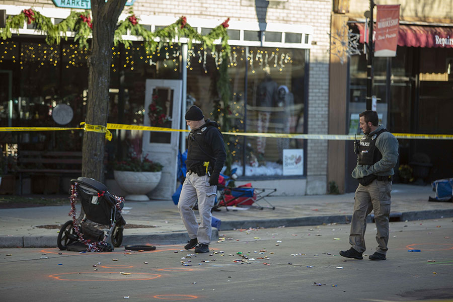 Parade Natal Berdarah di AS 5 Tewas 40 Luka-Luka 