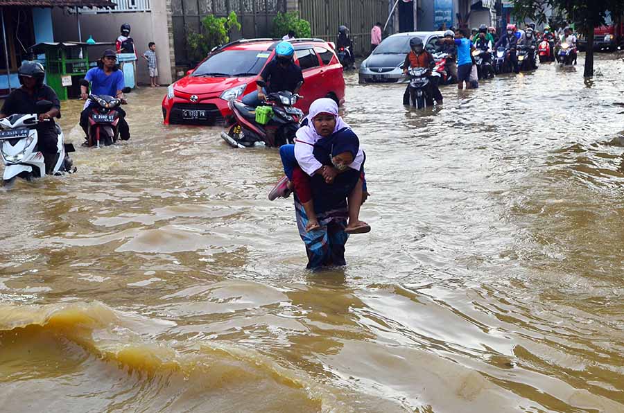 Banjir Akibat Tanggul Sungai Jebol di Kudus Rendam Ratusan Bangunan 