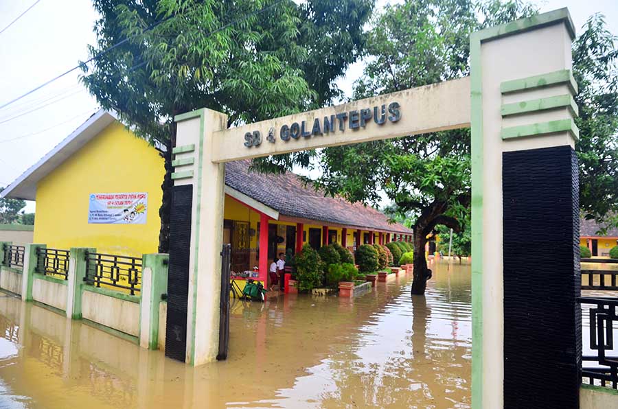 Banjir Akibat Tanggul Sungai Jebol di Kudus Rendam Ratusan Bangunan 
