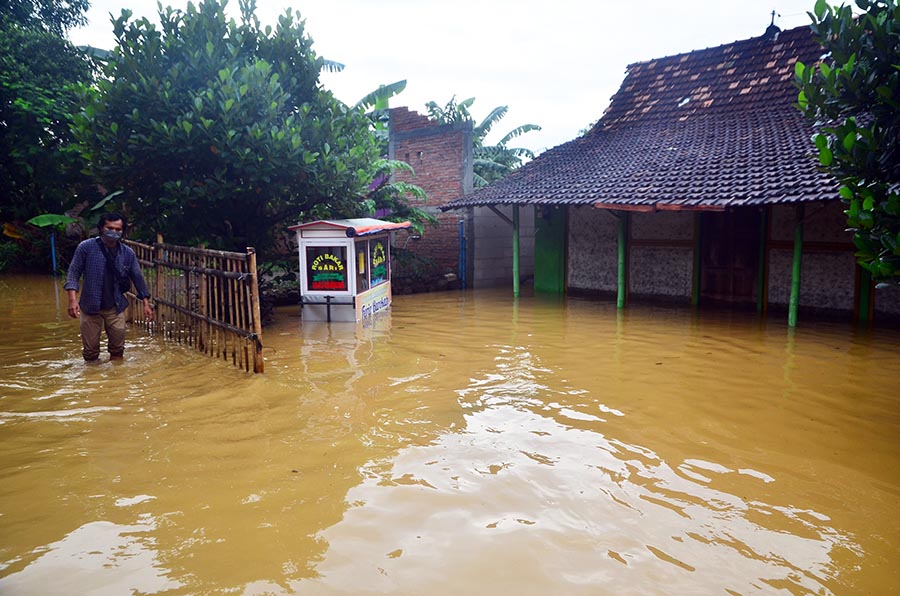 Banjir Akibat Tanggul Sungai Jebol di Kudus Rendam Ratusan Bangunan 