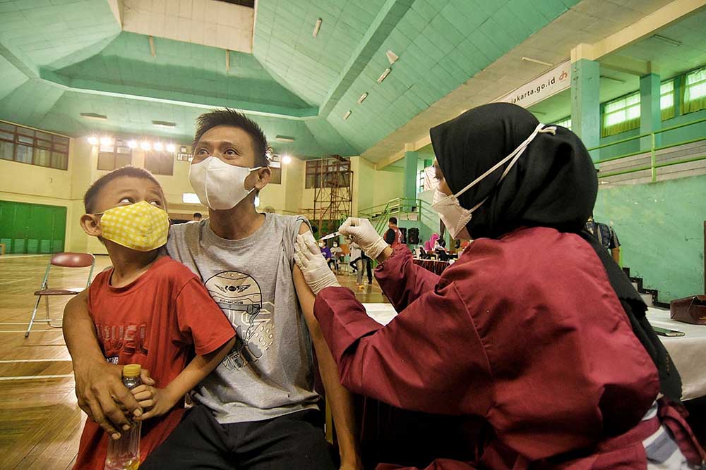 Vaksinasi Bagi Warga di Lingkungan Rawan Banjir