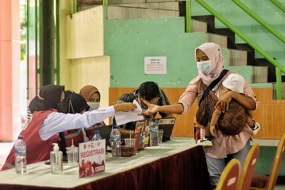 Vaksinasi Bagi Warga di Lingkungan Rawan Banjir