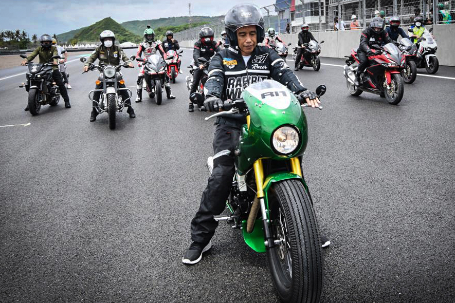 Presiden Jokowi Balapan di Sirkuit Mandalika